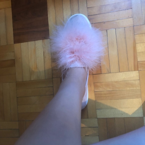 Steve Madden fur pompom shoes - Picture 2 of 2